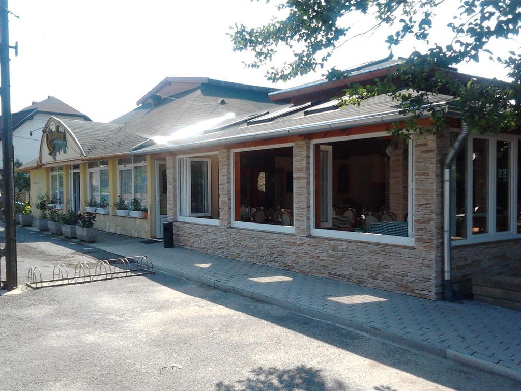 レンティ Bundics Vendeghazak Bed & Breakfast エクステリア 写真