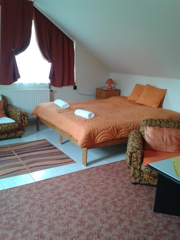 レンティ Bundics Vendeghazak Bed & Breakfast エクステリア 写真